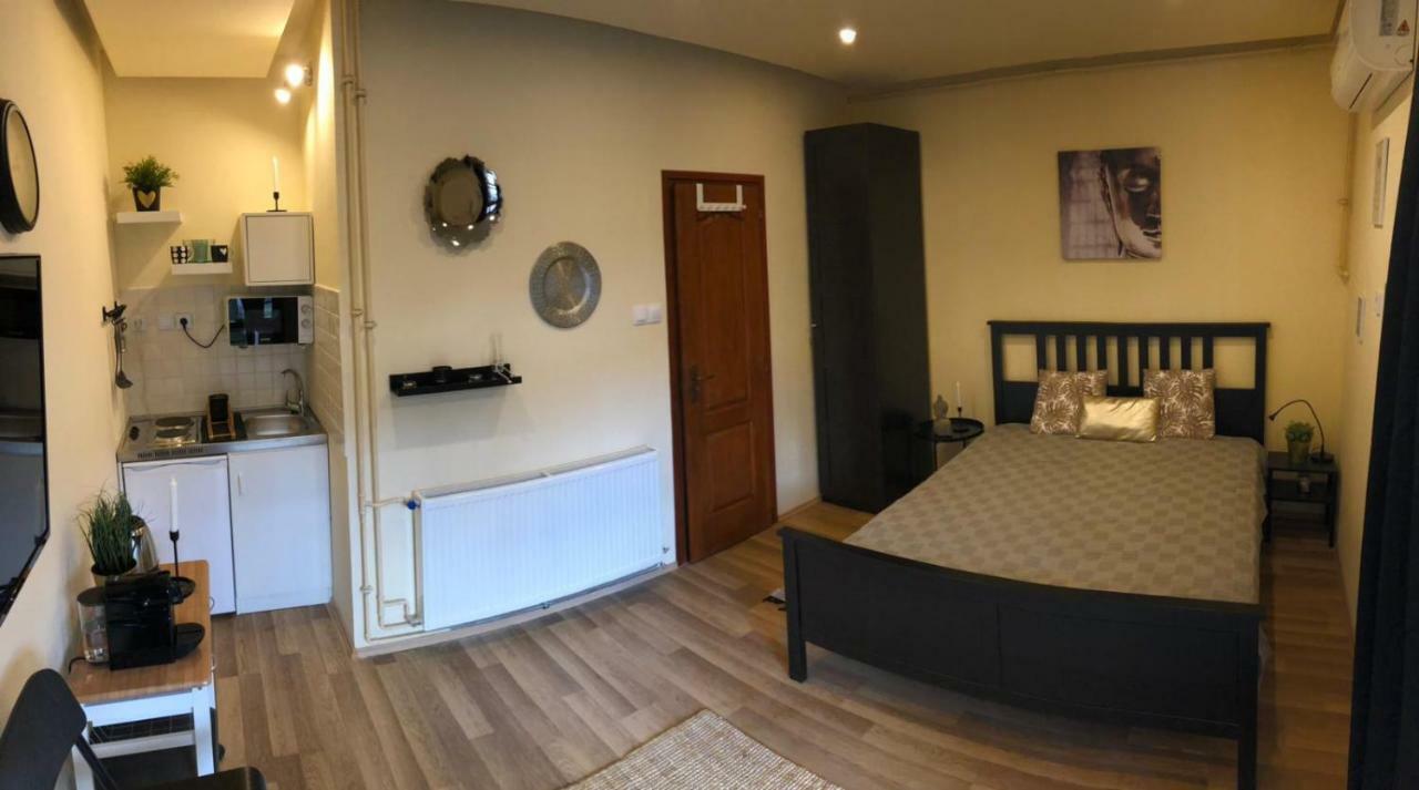 Black & White Apartments • Black Еґер Екстер'єр фото
